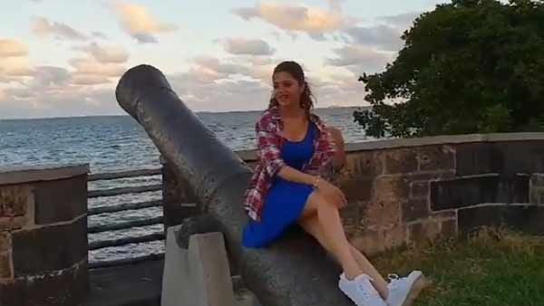 ரொம்ப உரசாதிங்க .. பக்குனு பத்திக்கப்போகுது.. வேதிகாவின் வெறலெவல் போட்டோஷூட்!