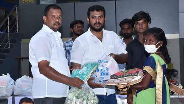 லாக்டவுனால் முடங்கிய வாழ்வாதாரம்.. திரையரங்க ஊழியர்களுக்கு உதவிக்கரம் நீட்டிய விஜய் ரசிகர்கள்!