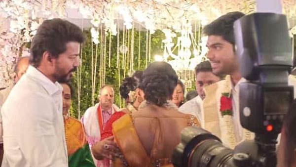 வாவ்.. விஜய் வீட்டு திருமணம்.. அந்த பிரபல நடிகர் எப்படி குஷியா இருக்காரு பாருங்க.. சும்மா அள்ளுது!