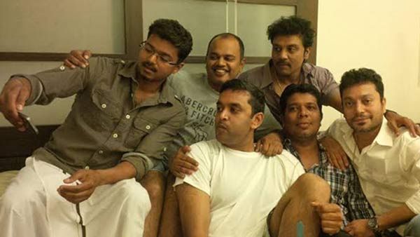 நண்பர்களுடன் விஜய் வீடியோ காலில் அரட்டை.. வைரலாகும் புகைப்படம்!