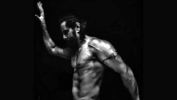 ப்பா.. இது உடம்பா.. முரட்டுத்தனமாக சிக்ஸ் பேக்.. மிரட்டல் லுக்கில் விக்ரம்.. தீயாய் பரவும் போட்டோ!