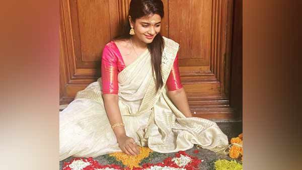 இந்தா வந்துட்டேன்.. மல்லுவுட் நடிகைகளுக்கு டஃப் கொடுக்கும் ஐஸ்வர்யா ராஜேஷ்.. ஓணம் சேலையில் அசத்தல்!