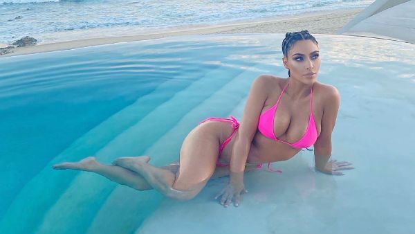 கடலே சூடாகிடும் போல.. பிங்க் பிகினியில் போஸ் கொடுத்த கிம் கர்தாஷியன்.. குவியுது லைக்ஸ்!