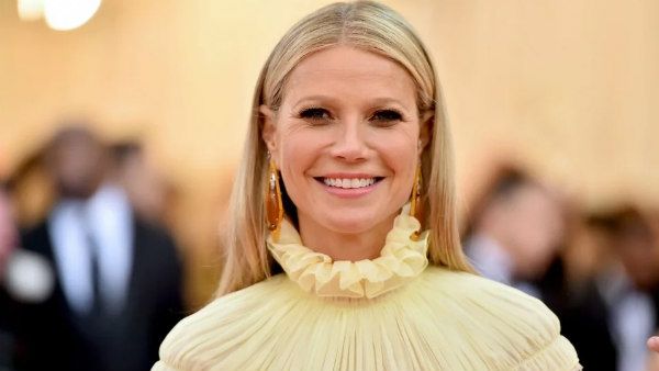 அட கொடுமையே.. 48வது பிறந்தநாளை ஒட்டுத்துணியில்லாமல் கொண்டாடிய பிரபல நடிகை.. மகளோட ரியாக்ஷன பாருங்க!