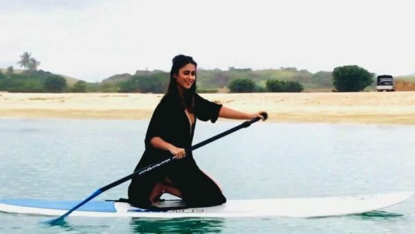 பிகினியில் ஹாயா போட்டிங்… அசால்டா செய்து அசத்தும் பிரபல நடிகை!