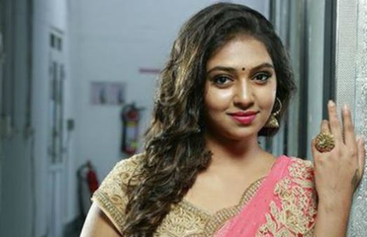 சினிமாவ மூட்டைகட்டிட்டு கல்யாணம் செய்து கொள்ள கூறிய ரசிகர்.. லக்ஷ்மி மேனன் ரெஸ்பான்ஸ பாருங்க!