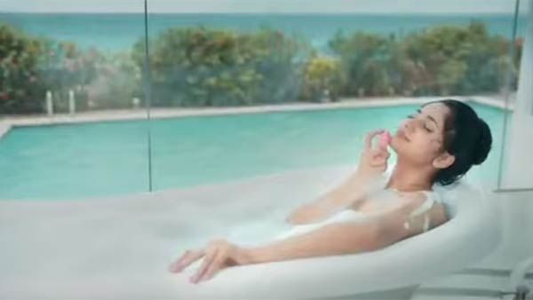 வைரலாகும் பிக்பாஸ் லாஸ்லியாவின் பாத்டப் குளியல் வீடியோ.. அந்த விஷயத்துக்காக.. இப்படியா?