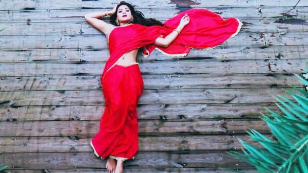 நடுக்காட்டில் தொப்புள் தெரிய போஸ் கொடுத்த பிரபல நடிகை... கொதிக்கும் இணையதளம் !