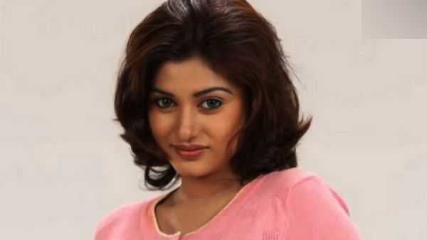 கொஞ்சம் கூட நியாயமே இல்லை.. ரசிகையின் திடீர் மரணத்தால் உடைந்து போன நடிகை ஓவியா!