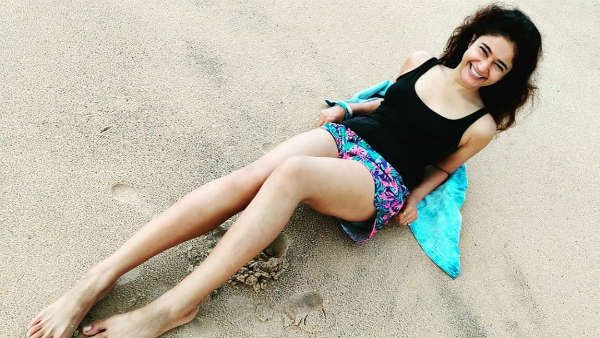 கடற்கரையில் மல்லாக்கப்படுத்து போஸ்..கவர்ச்சி அலை வீசும் பிரபல தமிழ் நடிகை!