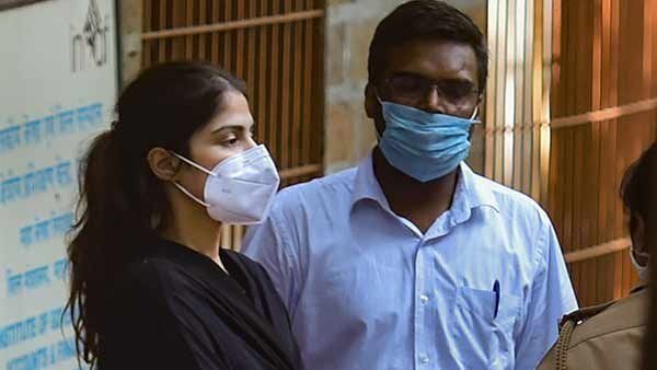 கைது செய்யப்பட்ட நடிகை ரியாவுக்கு கொரோனா டெஸ்ட்.. பரபரப்பாகச் சுத்தம் செய்யப்பட்ட சிறப்பு லாக்கப்!