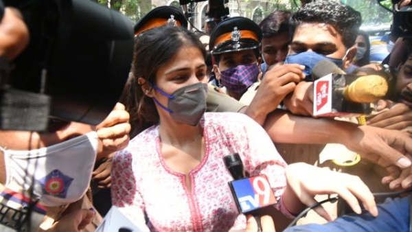 போதைப் பொருள் விவகாரம்.. நடிகை ரியா சொன்ன 25 நடிகர், நடிகைகள் லிஸ்ட்.. கைது பீதியில் பிரபலங்கள்!