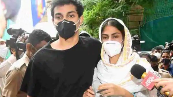 சுஷாந்த் சிங் வழக்கு.. நடிகை ரியாவின் சகோதரர், மானேஜர் அதிரடி கைது.. பாலிவுட்டில் பரபரப்பு!