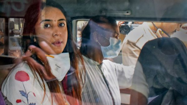 கைதான நடிகை சஞ்சனா போலீசாருடன் வாக்குவாதம்.. அவரிடம் கேட்க 54 கேள்விகள் ரெடி.. பதில் சொல்வாரா?