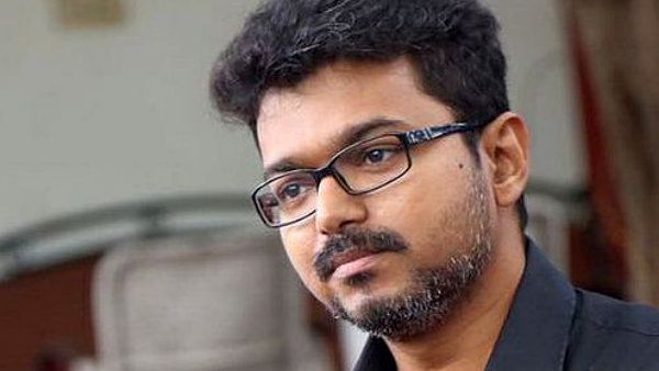 கூட்டத்தில் ரசிகனின் காலணியை எடுத்துக்கொடுத்த விஜய்.. எங்கேயோ போயிட்டீங்க.. கொண்டாடும் ரசிகர்கள்!