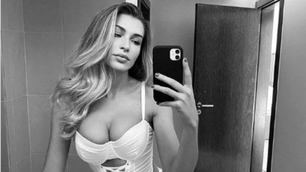 மிரர் செல்ஃபின்னா இப்படி இருக்கணும்.. டிவி நடிகையின் வேற லெவல் புகைப்படம்.. எகிறுது லைக்ஸ்!