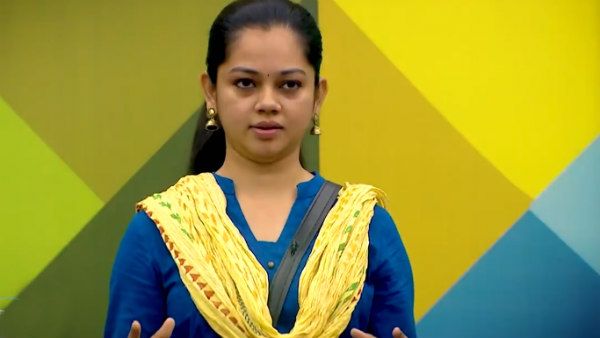 பார்வையிலேயே ஒரு திமிர் தெரியுதே பாப்பா.. அனிதாவை கிழித்து தொங்கவிடும் நெட்டிசன்ஸ்!