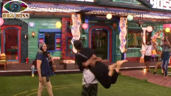 என்ன வேல்முருகன் சனம் ஷெட்டியை அப்படி புடிச்சு தூக்குறீங்க.. சிலருக்கு எரியுமா எரியாதா?