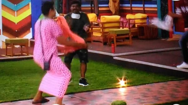 நைட்டி போட்டு ஆடியும் போரிங்னு சொல்லிட்டாங்களே.. அப்செட்டான ஆரி.. ஜெயில்மேட் யார் தெரியுமா?