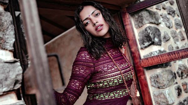 நெஞ்சை நிமிர்த்தி.. உடம்பை வளைத்து.. ட்ரான்ஸ்ப்ரன்ட் டிரெஸில் அமலா பால்.. தெறிக்கவிடும் போட்டோஸ்!