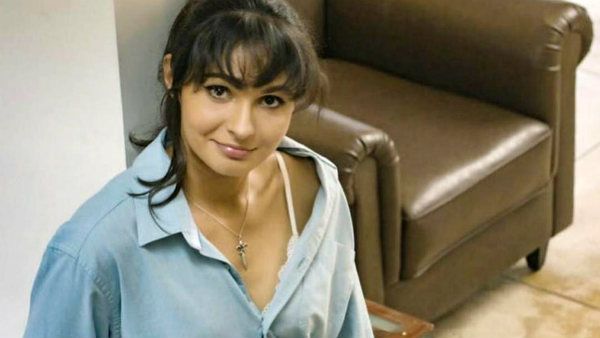 லைட்டா சட்டையை கழட்டி .. ரொமான்டிக் போஸ் கொடுத்த தமிழ் நடிகை.. குஷியில் ரசிகர்கள்!