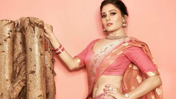 கொஞ்சம் தூக்கலான அழகில்.. சேலையில் மின்னும்.. அர்ச்சனா குப்தா !