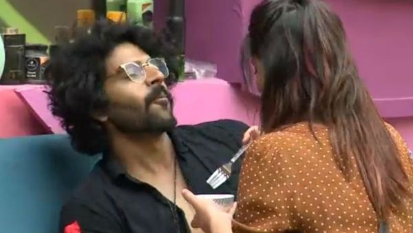 பழிக்கு பழி வாங்கிய சனம்.. மண்டியிட்டு மன்னிப்பு கேட்ட பாலாஜி !