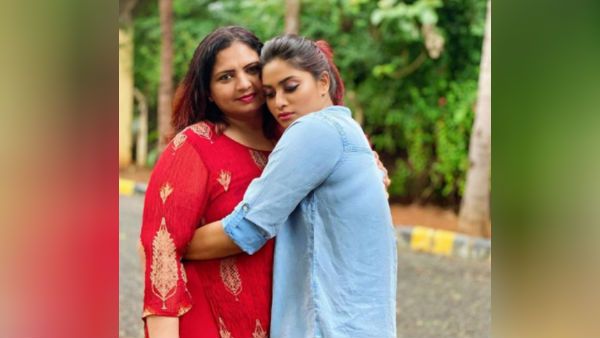 சோகமாய் அம்மாவை அணைத்திருக்கும் பிக்பாஸ் பிரபலம்.. டைட்டில் வின்னர் நீங்கதான் என உருகும் ரசிகாஸ்!