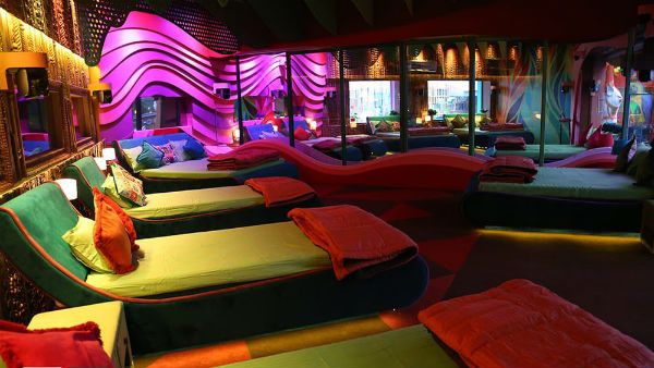 ஆத்திரத்தை அடக்கினாலும் அடக்கலாம்.. ஆனால்.. பாத்ரூமுக்கு பூட்டுப் போட்டுட்டீங்களே பிக்பாஸ்!