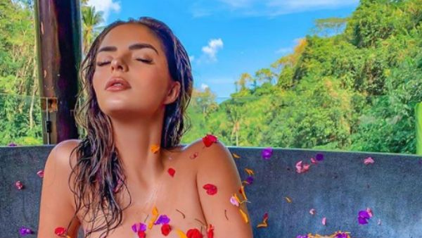 பிரைவேட் நீச்சல் குளத்தில்.. அப்படி குளிக்கும் பிரபல நடிகை.. லட்சக் கணக்கான ரசிகர்கள் ஹேப்பி!