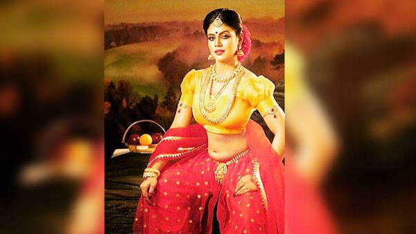 மஞ்சள் மகிமை.. இந்த டிரெஸ்சுக்கு என்னங்க பேரு? வைரலாகும் இனியாவின் வேற லெவல் போட்டோஷூட் போட்டோஸ்!