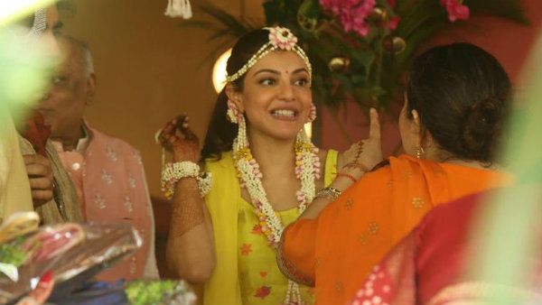 ப்பா.. கண்ணே பட்டுடும் போல.. மாலையும் கழுத்துமாய் இன்றே மணப்பெண் கோலத்தில் காஜல்.. வைரல் போட்டோஸ்!