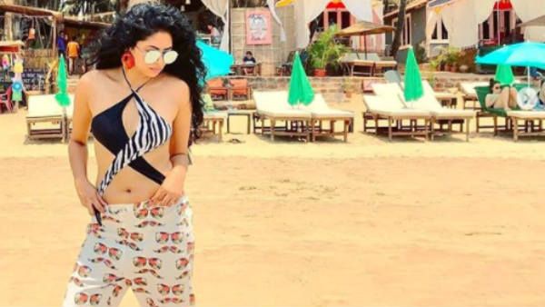 இது என்ன இந்த ஷேப்ல இருக்கு.. பிரபல டிவி நடிகையின் உள்ளாடையை பார்த்து நக்கலடிக்கும் நெட்டிசன்ஸ்!