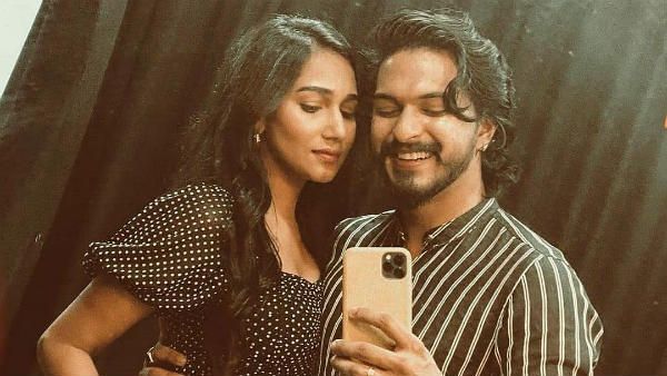 தூக்கம் கூட தூக்கில் தொங்குதே.. காதலியுடன் ரொமான்ஸ் பண்ணும் முகேன் ராவ்.. புது ஆல்பம் தெறிக்குது!