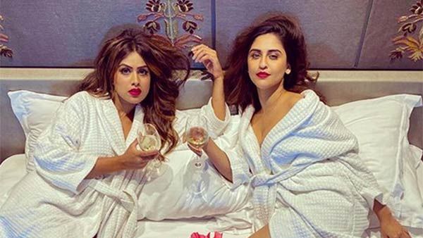 கையில் சரக்குடன்.. படுக்கையறையில்.. ஆடை அணியாமல் படுத்திருக்கும் இரு பிரபல டிவி நடிகைகள்!