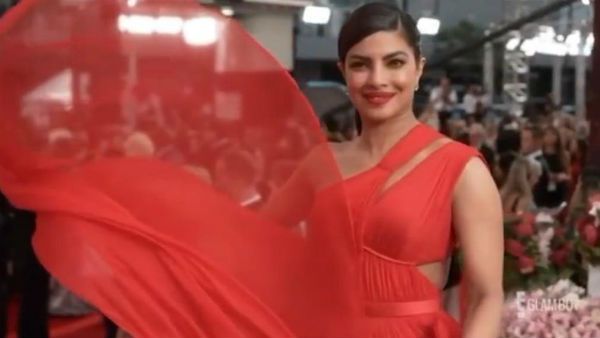 என்னடா..அது மட்டும் வேற கலரா இருக்கு..பிரியங்கா சோப்ராவை பங்கமாக கலாய்க்கும் நெட்டிசன்ஸ் !