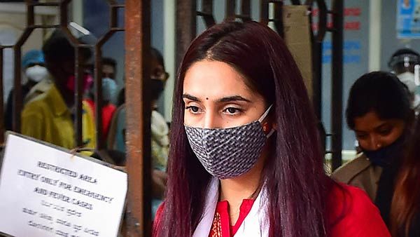 'உன்னால என் தூக்கமே போச்சு..' சிறையில் அடைக்கப்பட்ட நடிகைகள் ராகிணி திவேதி, சஞ்சனா திடீர் மோதல்!