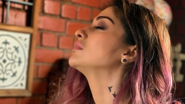 அந்த இடத்தில் டாட்டூ.. கையில் கிதார்.. காதல்ல விழுந்துட்டீங்களா? பிரபல ஹீரோயினை கலாய்க்கும் ஃபேன்ஸ்