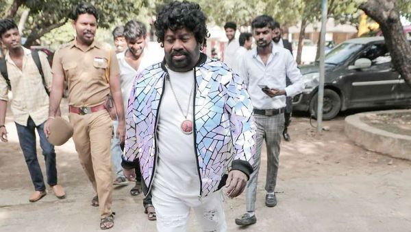 மார்டன் காஸ்ட்யூமில் இளைஞர்களுக்கு டப் கொடுக்கும் காமெடி நடிகர்.. வைரலாகும் புகைப்படம்!