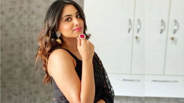 கருப்பு சேலையில்.. கவர்ச்சி சிலையாக கவர்ந்திழுக்கும் ஷிவானி.. வேற லெவலில் வைரலாகும் இன்ஸ்டா போட்டோ!