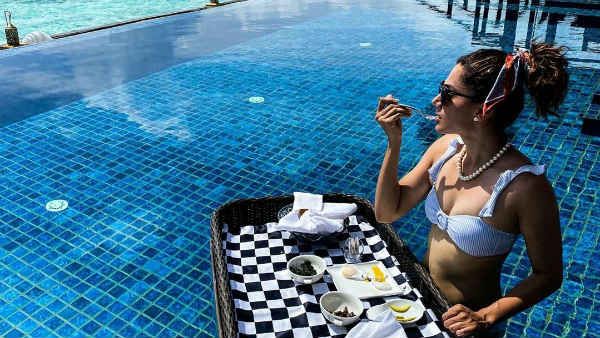 தண்ணீரில் நின்று கொண்டு சாவகாசமாக சாப்பிடும் பிரபல நடிகை.. டிரெண்ட்டாகும் பிக்ஸ்!