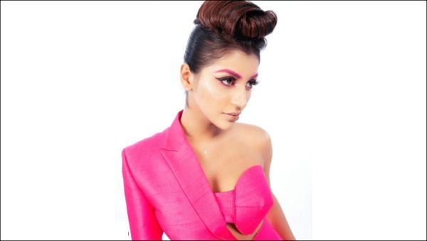 அச்சச்சோ.. பாதி பக்கத்த காணோமே.. இப்படியா ஒன் சைட தாராளமா காட்டுவீங்க.. இது ரொம்ப டூ மச் யாஷிகா!