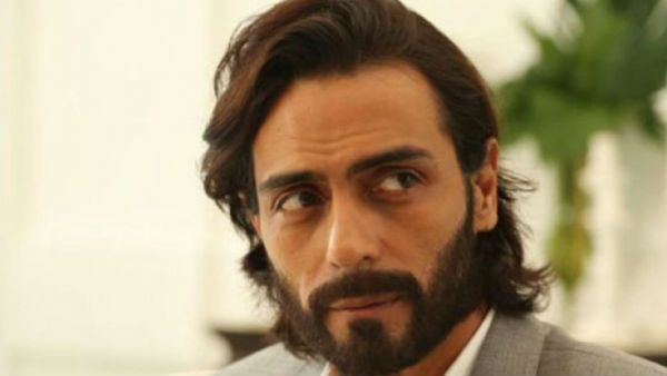 விடமாட்டாங்க போலிருக்கே.. அந்த விவகாரம்..பிரபல நடிகர் வீடுகளில் ரெய்டு.. விசாரணைக்கு ஆஜராக சம்மன்!