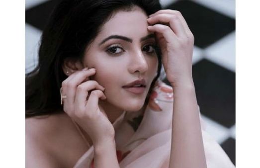 சேலையில் இவ்வளவு கவர்ச்சியா.. அதுல்யாவின் மெர்சல் போட்டோஷூட்!