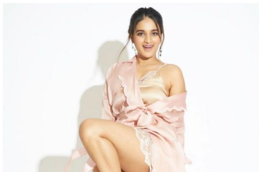 கவர்ச்சியில் உச்சத்திற்கே சென்ற ஈஸ்வரன் பட நடிகை... வசனமாடா முக்கியம் படத்த பாருடா!