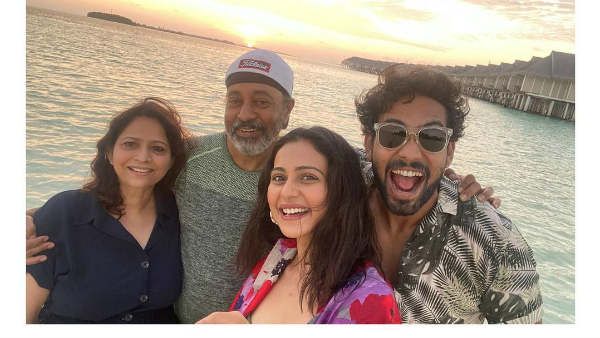 மாலத்தீவில் ஜில் டைம்.. அந்தப் பக்கம் பிகினி.. இந்தப் பக்கம் ஃபேமிலி போட்டோ வெளியிட்ட பிரபல நடிகை!