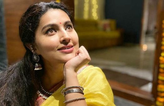 புன்னகை அரசியின் கலக்கல் கார்த்திகை தீபம் செலிப்ரேஷன்.. ஒளியிலே தெரிவது தேவதையா !