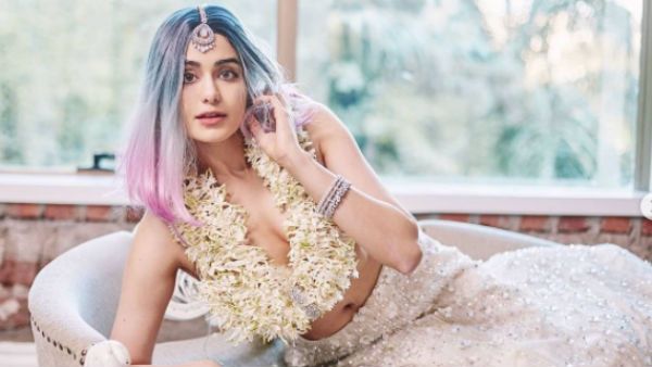 எப்படிலாம் யோசிக்கிறாய்ங்க.. பூமாலையால் மேலாடை.. சிம்பு பட நடிகையின் வேறலெவல் போஸ்.. வழியும் ஃபேன்ஸ்