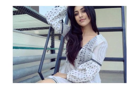 குட்டை பாவாடையில்.. மொட்டை மாடியில்...காற்று வாங்கும் அனு இமானுவேல்!