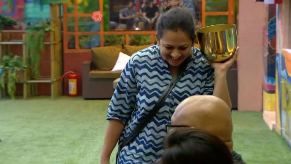 சுண்டல் விற்கும் பெண்ணாகவே மாறிய அர்ச்சனா.. ஆரிக்கும், சம்யுக்தாவுக்கும் இதிலேயும் சண்டை!